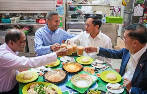 Clip: Bộ trưởng Bộ Ngoại giao Bùi Thanh Sơn thưởng thức ẩm thực đường phố Singapore